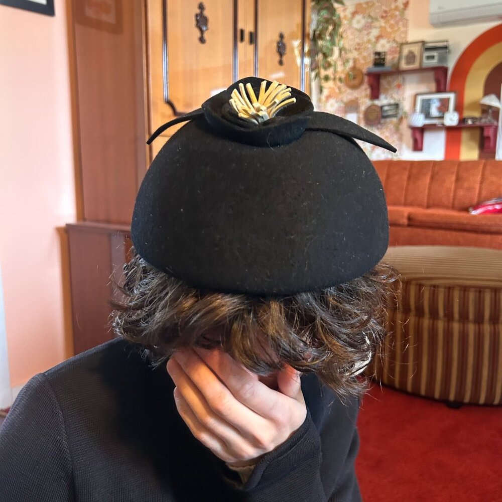 1960s Pilbox beret fascinator black felt flower hat of Imported Fur Felt - from